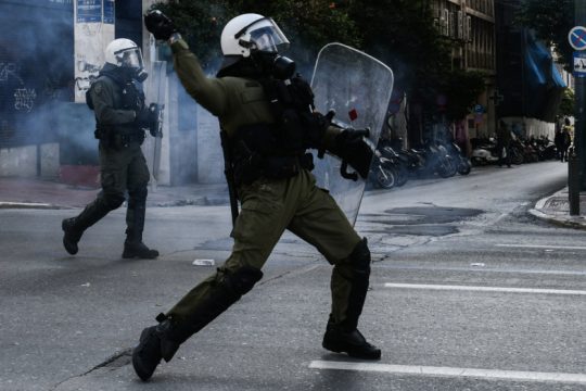 Απώλεια ακοής καταγγέλλει φωτορεπόρτερ λόγω κρότου-λάμψης της ΕΛ.ΑΣ.