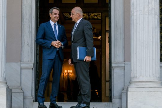 «Ευγενικές» αποστάσεις Δένδια από Μητσοτάκη, σηκώνει το γάντι στον Άδωνη
