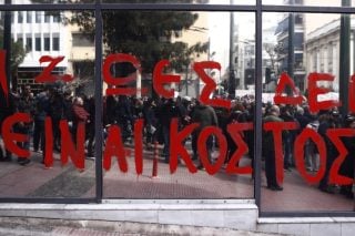 Η χώρα στα γόνατα