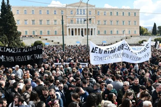 «Τσουνάμι» στους δρόμους παρά την καταστολή