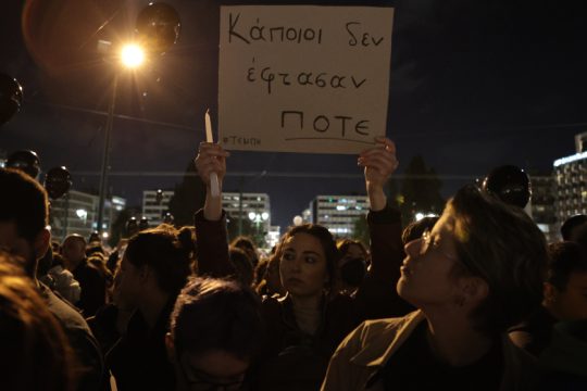 «Πάρε με όταν φτάσεις» – Ποτάμι οργής και θρήνου για το έγκλημα στα Τέμπη