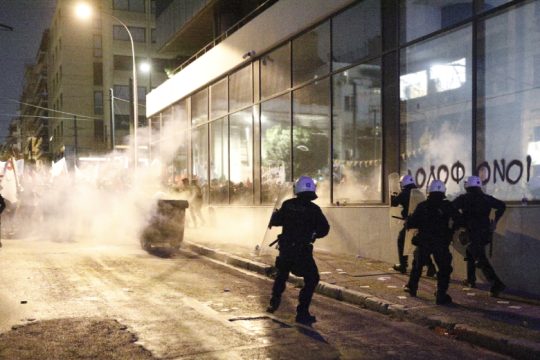Με χημικά πήγαν να σταματήσουν τη μαζική διαμαρτυρία για το έγκλημα στα Τέμπη