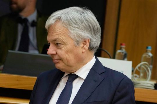 Στην Αθήνα ο επίτροπος Ρέιντερς με θέμα την κατάσταση του κράτους δικαίου