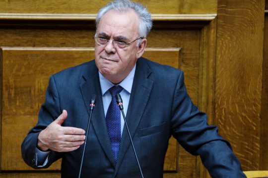 Δραγασάκης: Η κυβέρνηση να μας πει ποιος θα πληρώσει το χρέος Μητσοτάκη