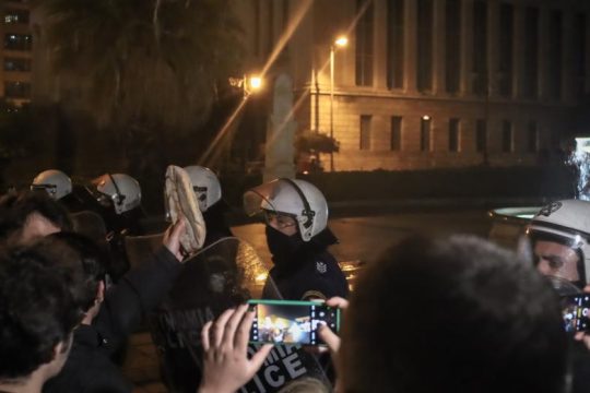 Βία, απειλές και αστυνομοκρατία έξω από την κατειλημμένη Πρυτανεία