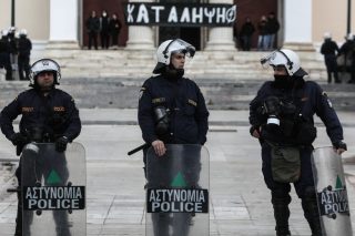 Καταστολή και απειλές έξω από την πρυτανεία του ΕΚΠΑ
