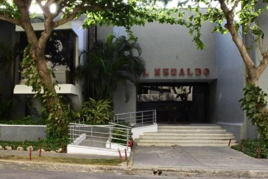 Ένοπλοι μαφιόζοι απείλησαν εφημερίδα στην Κολομβία 