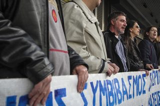 Δουλειά ώς τα… χαράματα με πολιορκητικό κριό τα Τέμπη