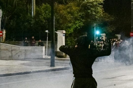 Επεισόδια με μολότοφ τη νύχτα σε Αθήνα και Θεσσαλονίκη