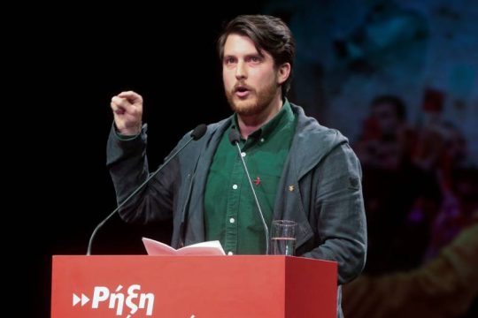 «Η κυβέρνηση είναι ανίκανη και απρόθυμη να δικαιώσει τα θύματα των Τεμπών – Πρέπει να ανατραπεί»