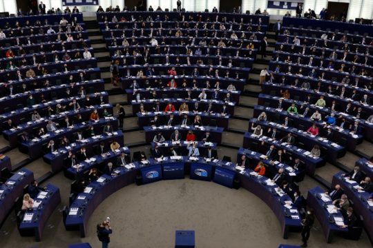 Πυρά όλων των ομάδων του Ευρωκοινοβουλίου κατά Κομισιόν για συγκάλυψη υποκλοπών-Μητσοτάκη
