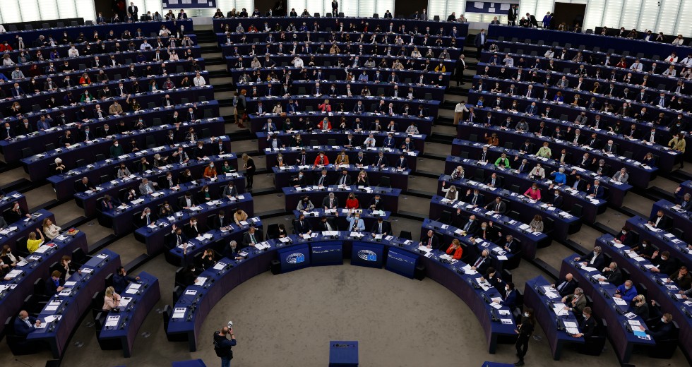 Πυρά όλων των ομάδων του Ευρωκοινοβουλίου κατά Κομισιόν για συγκάλυψη υποκλοπών-Μητσοτάκη