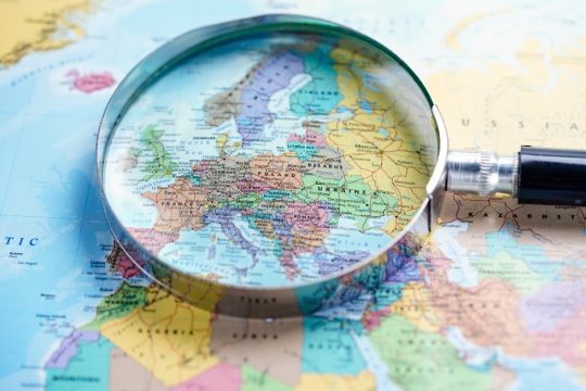 Η Ελλάδα απομακρύνεται από την Ε.Ε.