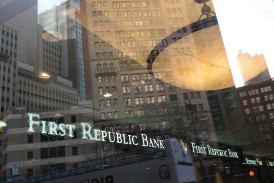 Σανίδα σωτηρίας στη First Republic Bank για να αποφύγουν νέο τραπεζικό «κανόνι»