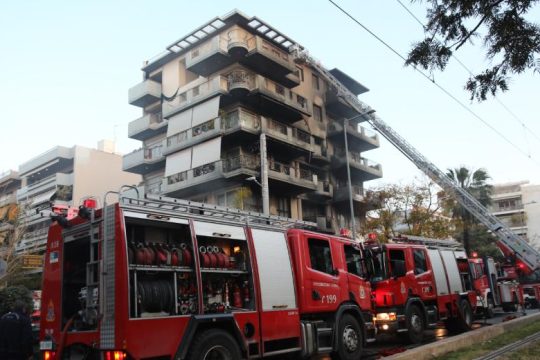 Απεγκλωβισμός ατόμων από πολυκατοικία λόγω φωτιάς σε εστιατόριο – Ένας τραυματίας