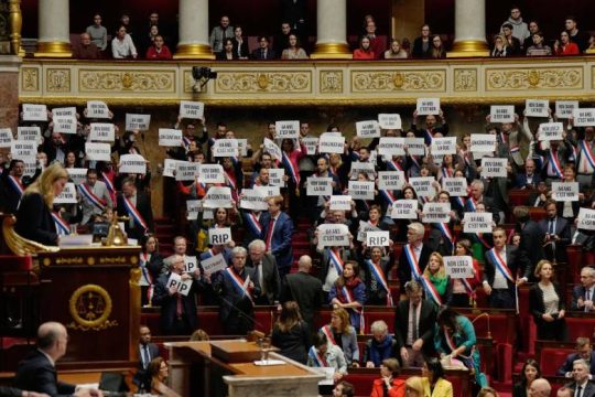 Στριμωγμένος o Μακρόν που διασώθηκε στο… παρά 9