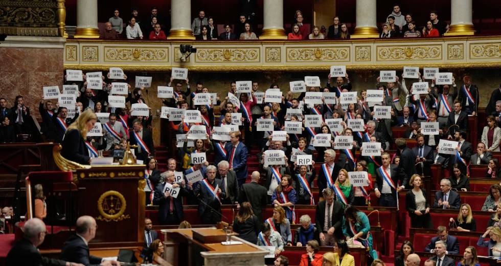 Στριμωγμένος o Μακρόν που διασώθηκε στο… παρά 9