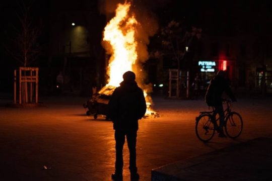 Έκτη μέρα διαδηλώσεων, έκτη συνεχόμενη νύχτα επεισοδίων στη Γαλλία