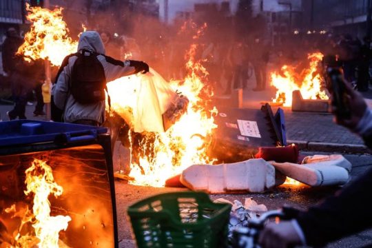 Έκρυθμη η κατάσταση στο Παρίσι, πυρπόλησαν το δημαρχείο του Μπορντό