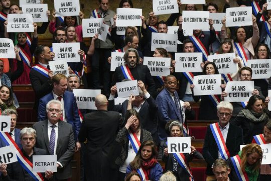 Ο Μακρόν τη γλίτωσε αλλά δεν ξεμπέρδεψε