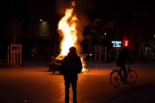 Οι Γάλλοι στους δρόμους, ο Μακρόν στην… τηλεόραση