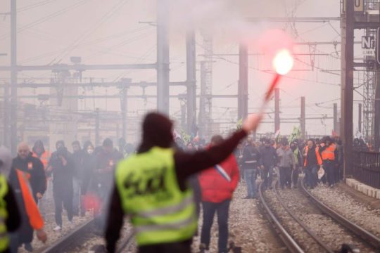 «Στοπ» λένε τα συνδικάτα στον Μακρόν – Μόνη απάντησή του η καταστολή