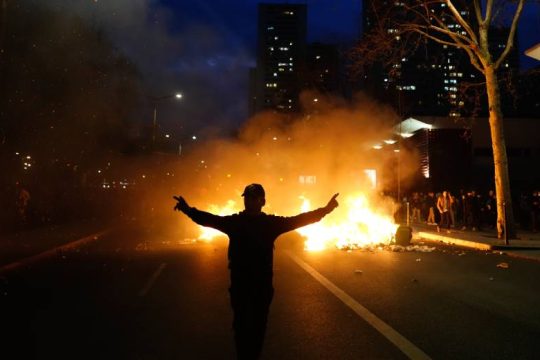 Η ώρα της κρίσης για τον Μακρόν – Στους δρόμους ξανά οι Γάλλοι