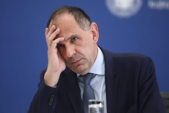 Γεραπετρίτης σε εντεταλμένη υπηρεσία με σοφιστείες και υποσχέσεις