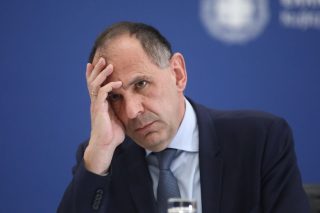 Επεσε σε… κανονική συνέντευξη και ζορίστηκε ο Γεραπετρίτης