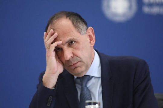 Επεσε σε… κανονική συνέντευξη και ζορίστηκε ο Γεραπετρίτης