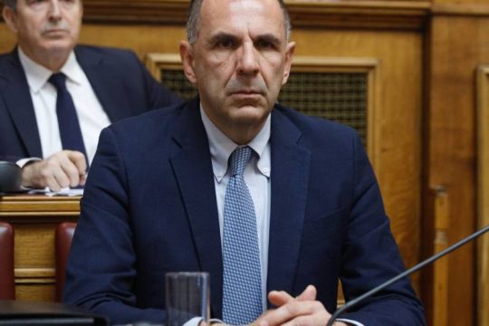 Στη γραμμή παραποίησης της αλήθειας Καραμανλή και ο Γεραπετρίτης