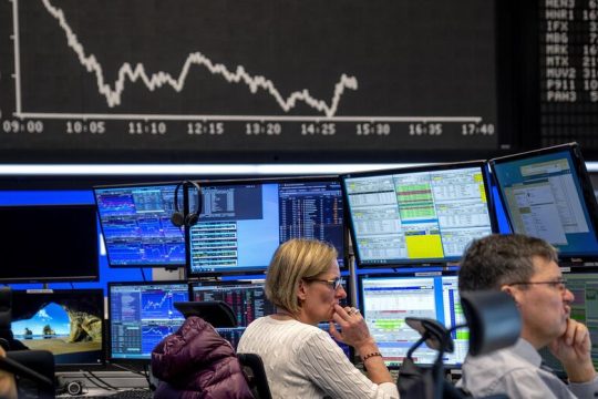 Ποιοι εγγυώνται, για ποιους, και ποιοι «πληρώνουν τα σπασμένα»