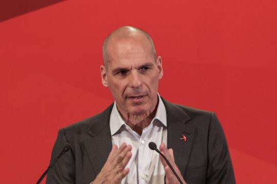 Στον εισαγγελέα 17χρονος για την επίθεση στον Γιάνη Βαρουφάκη