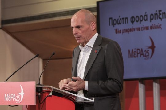 «Σκοτώνονται απαξιώνοντας τον κοινοβουλευτισμό και τη Δημοκρατία»