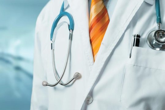 Αφαίρεσαν την άδεια επαγγέλματος στον αντιεμβολιαστή γιατρό στον Βόλο