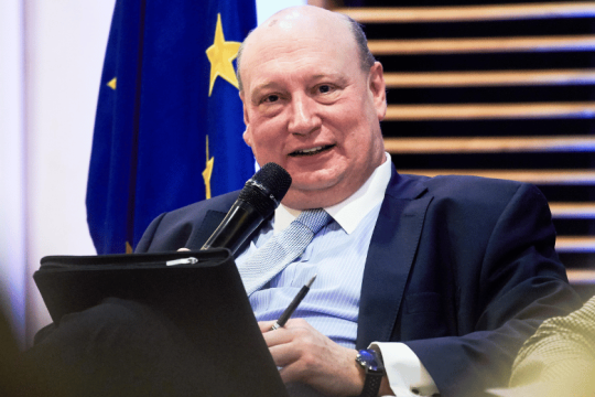 Οι δωρεάν πτήσεις στο Κατάρ «έφαγαν» ανώτερο αξιωματούχο της Κομισιόν