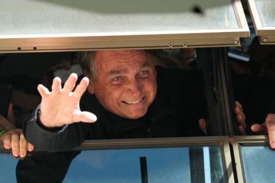 Ο Μπολσονάρο επέστρεψε στη Βραζιλία, αναζητεί «ρόλο» στην πολιτική ζωή