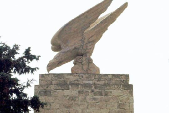 Τι δουλειά έχουν Έλληνες και Γερμανοί καθηγητές σε ναζιστικά μνημεία στην Κρήτη;