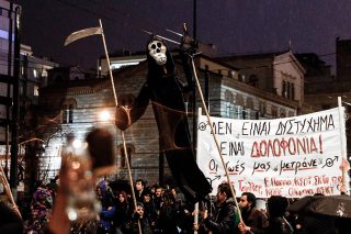 Η Ελλάδα «κρέμεται από μια κλωστή»