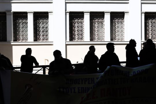 Αδιαλλαξία για το προεδρικό διάταγμα-Παραθυράκι για αλλαγές στο άρθρο 106
