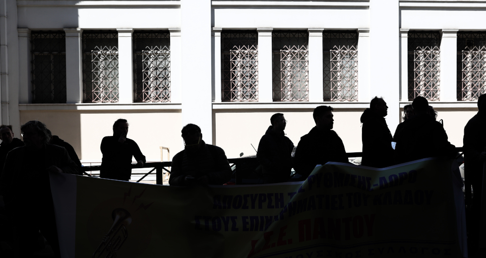 Αδιαλλαξία για το προεδρικό διάταγμα-Παραθυράκι για αλλαγές στο άρθρο 106