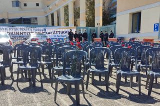 Πενήντα επτά άδειες καρέκλες έξω από το υπουργείο Μεταφορών