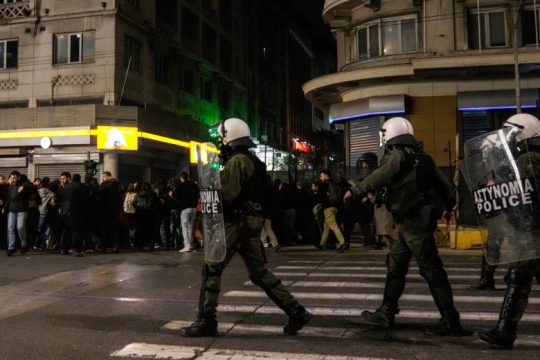 Η οργή και η άγρια καταστολή των διαδηλώσεων για τα Τέμπη μέσα από τον «φακό» των διεθνών ΜΜΕ