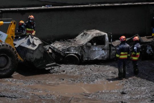 Φονική κατολίσθηση με πάνω από 30 νεκρούς και τραυματίες στον Ισημερινό