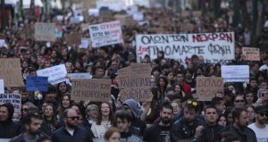 Έκρηξη θυμού σε όλη τη χώρα – Χιλιάδες στους δρόμους ζητούν απόδοση δικαιοσύνης