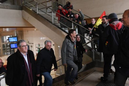 Μήνυμα αλληλεγγύης (και στα Γαλλικά) έστειλε απ’ το Παρίσι ο Δ. Κουτσούμπας