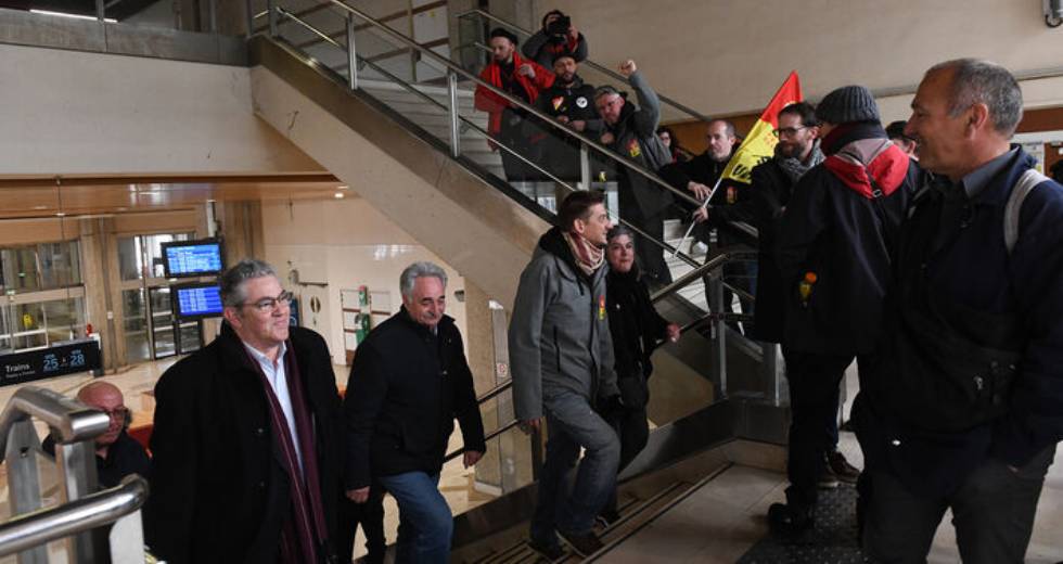 Μήνυμα αλληλεγγύης (και στα Γαλλικά) έστειλε απ’ το Παρίσι ο Δ. Κουτσούμπας