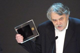 Λάκης Παπαστάθης: ανάμεσα στο δημιουργικό πνεύμα και την ηθογραφία