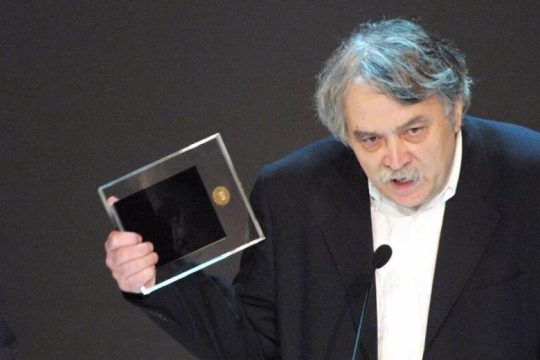 Λάκης Παπαστάθης: ανάμεσα στο δημιουργικό πνεύμα και την ηθογραφία