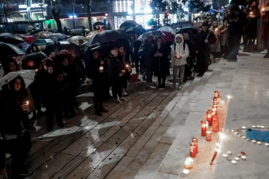 Ο πόνος γίνεται θυμός: Τα αναπάντητα ερωτήματα και το δράμα των συγγενών